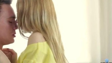 Pendatang baru berambut pirang Angel Luvv baru berusia 18 tahun | barat