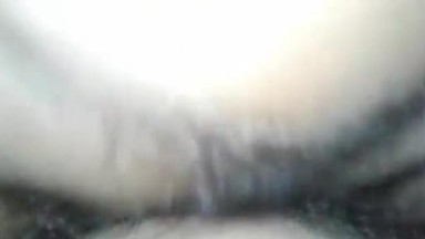 Dia membuka lebar vaginanya dan membiarkannya mengisap penis | indo