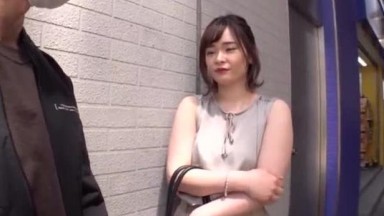 Proyek ini melibatkan wawancara dengan konsumen yang kesulitan keuangan | japan