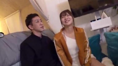 Dia punya tubuh super sensitif dan mengerang di penis perawan sambil diawasi pacarnya | japan