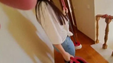 Pembantu Latina dengan vagina lembut bercelana jeans dan sandal jepit | barat