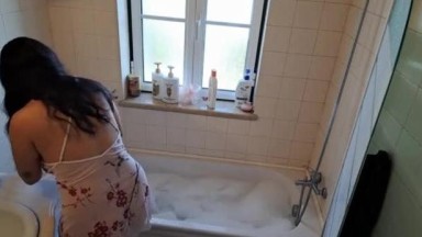 Istri Latin memanggil tukang untuk memperbaiki jacuzzi | barat