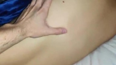 sepupu tiriku membangunkanku untuk menghisap penisnya saat aku sedang menstruasi | barat