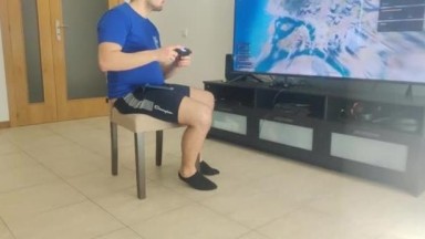 Ibu rumah tangga berpantat besar meniduriku di kursi ketika dia tahu aku sedang masturbasi | barat