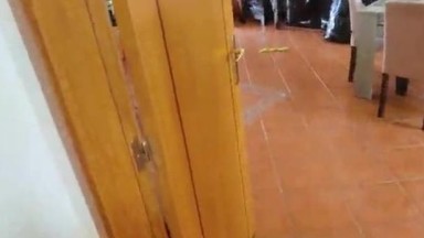 Membasahi ibu tiri dengan selang air dan memberinya cumshot internal | barat