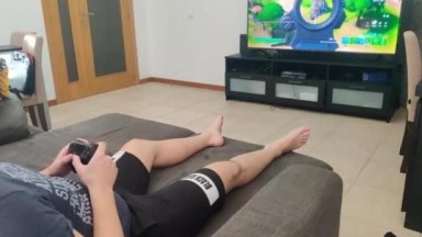 Kakak tiri merayu saudara tirinya dengan blowjob untuk bermain Fortnite | barat