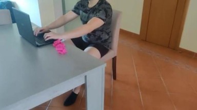 Ibu tiri nimfomania masturbasi anak tirinya sampai dia cum di celana dalamnya | barat