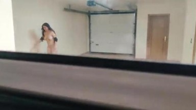 Ibu tiri yang berpikiran terbuka membiarkan anak tirinya menontonnya telanjang | barat