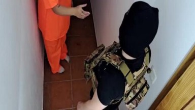 Tahanan membiarkan mereka melakukan apa saja padanya demi kue | barat