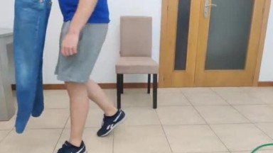 Ibu teman mengisap penis sambil mengukur pakaiannya | barat