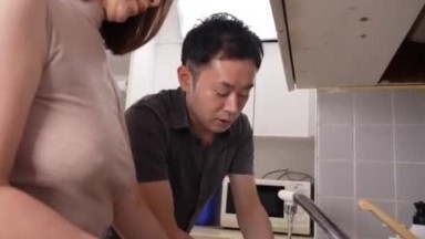 Ketika tangan putranya yang sedang memijat bahunya menyentuh putingnya | japan