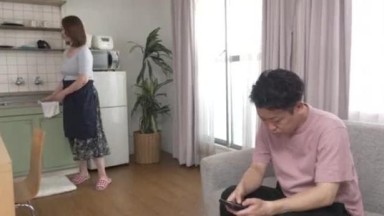 anak sedang main hp di gangguin sama mamak tiri  | japan