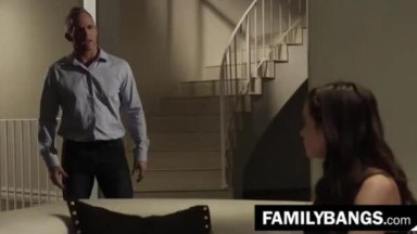 Ayah Tiri Tua Berhubungan Seks Romantis dengan Anak Tirinya di Sofa | barat