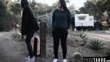 Ibu tiri angkat dan ayah tiri memulai pesta seks | barat