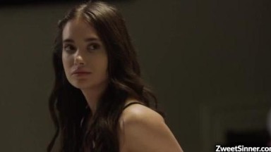 Putri tiri seksi Gia Paige jatuh cinta pada ayah tirinya | barat