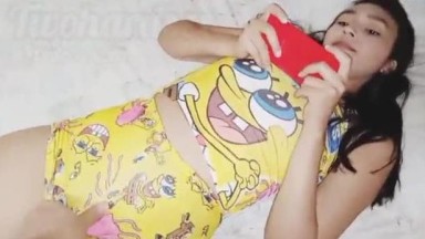 Paman saya mengalihkan perhatian saya dengan merekam dan mulai menyentuh vagina | barat