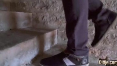 Gadis berambut merah muda merayu dan meniduri pria tua | barat