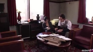 Kacamata menggoda untuk menghisap penis gemuk pria tua jelek | japan