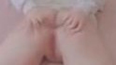 Brunette seksi sedang masturbasi