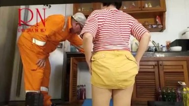 tukang renov ini lagi betulin benda yang rusak malah di kentot