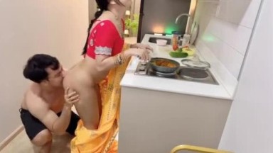 Istri India Berpantat Besar Benar-benar Bergairah saat Dia Memasak