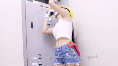 Gadis Insinyur Asia Memperbaiki Penis Klien