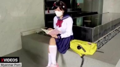 wanita ini sedang tunggu jemputan malah di perkosa sama orang tidak di kenal