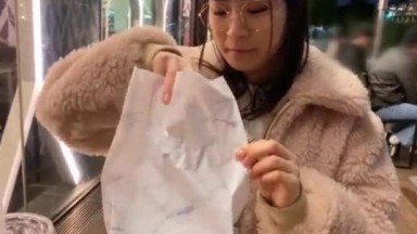 Pemotretan pribadi, gadis berkacamata dan kostum seks pakaian olahraga