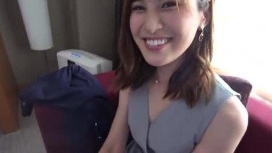 Ia tidak melepas cincinnya