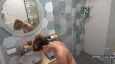 Kamera mata-mata di kamar mandi