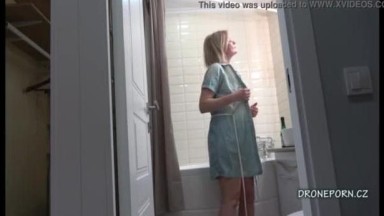 gadis ini mandi tidak menutup pintu