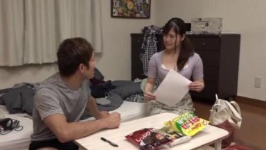 sedang menggambar pensil terjatuh dan sempak wanita ini kelihatan