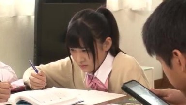 pria mengintip sempak wanita dari bawah kolong meja