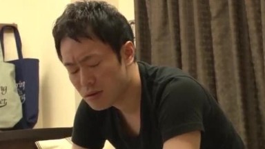 wanita ini menyuruh ku untuk masuk ke dalam rumahnya