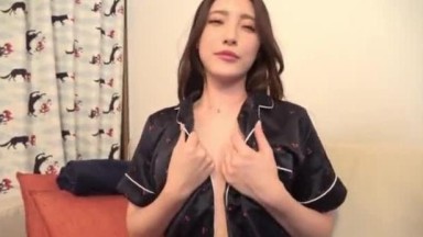 berdada besar yang bagaikan lambang wanita kantoran yang rapi dan bersih,