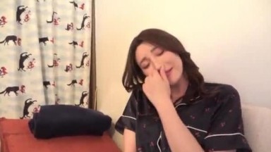 Video ini menunjukkan seorang wanita cantik berdada besar