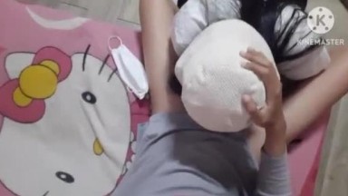 aku sangat mencintai nya dan memegang kepala nya