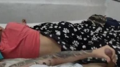 meminta istri untuk membuka celana nya