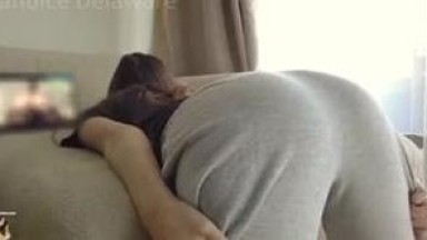 menggesek an meki nya dengan tangan