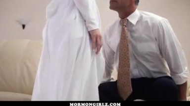 Gadis remaja imut dimanfaatkan