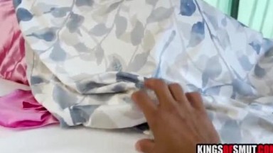 Anak tiri ketahuan menyelinap ke kamar tidur ibu tiri