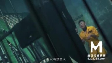 polwan ini memasuki kamar narapidana