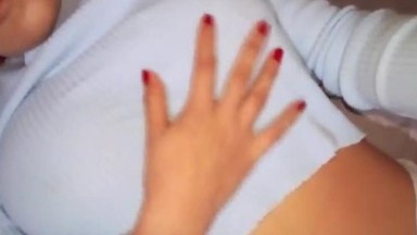 sedang sendirian di rumah nya sambil mainin mekinya