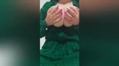 Aku tinggal di rumah sendirian dan memutuskan untuk memainkan payudaraku yang besar - Orgasme Mewah | kingbokep