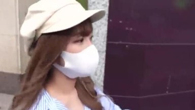 wanita ini sangat bahagia karena mau di ajak di hotel