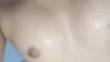 wanita sedang mandi dan menikmati meki