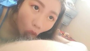 wanita ini melihat kamera saat dia lagi ocop kontol