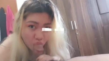 wanita ini menggoyangkan nya terlalu keras