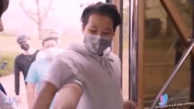 Pelacur Cina dengan payudara besar bercinta keras di dalam bus