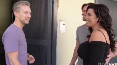 Pecinta payudara besar bisa ikut serta dalam sesi bercinta payudara dan seks bertiga hardcore | >< REDTUBE